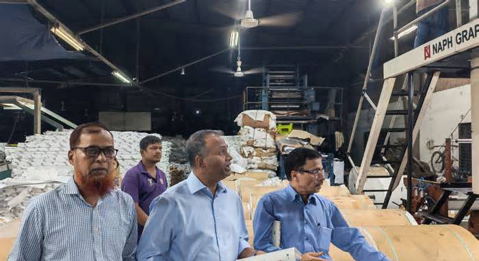 পাঠ‍্যবইয়ের মান তদারকিতে ছাপাখানায় প্রধানমন্ত্রীর বিশেষ সহকারী গিয়াস উদ্দিন রিমন