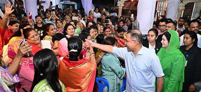 মহাখালী ও বনানী পূজা মণ্ডপ ঘুরে দেখলেন প্রধানমন্ত্রী