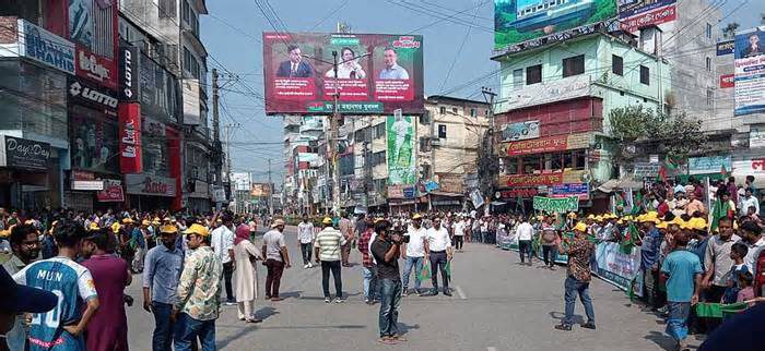 প্রধানমন্ত্রী তারেক রহমানকে একনজর দেখতে রংপুরে জনতার ঢল