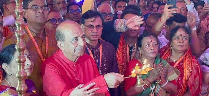উত্তরার মণ্ডপে ত্রিবেদী: ‘সব মানুষের একই জাত, এটা ভাবলে সমস্যাই থাকে না’
