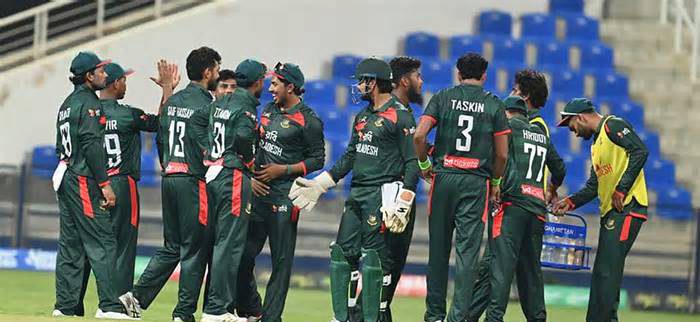 আলিসের অভিষেক, মিরাজ-পারভেজকে ফিরিয়ে ব‍্যাটিংয়ে বাংলাদেশ
