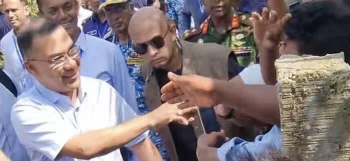 প্রটোকল ভেঙে জনগণের সঙ্গে কুশল বিনিময় করলেন প্রধানমন্ত্রী