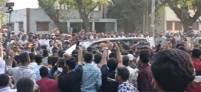 মোংলায় গাড়ি থেকে নেমে অপেক্ষারতদের সঙ্গে কথা বললেন প্রধানমন্ত্রী
