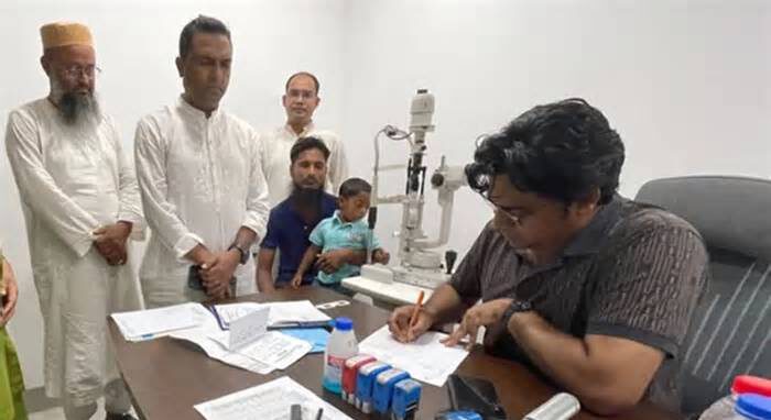 শিশু আবু বক্করের চোখের চিকিৎসার দায়িত্ব নিলেন প্রধানমন্ত্রী