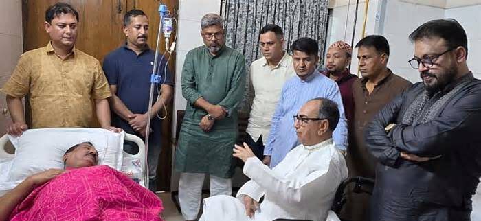 ভূমিমন্ত্রীকে হাসপাতালে দেখতে গেলেন মির্জা আব্বাস