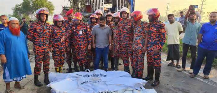 শ্রীনগরে ঢাকা-মাওয়া এক্সপ্রেসওয়েতে বাস খাদে পড়ে নিহত ৩, আহত ১৬