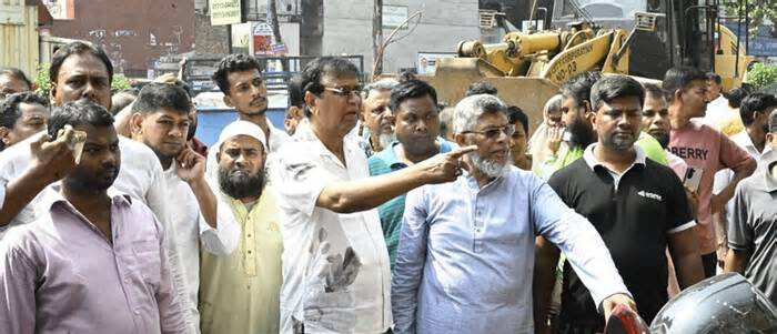 রাস্তা ও ফুটপাতে অবৈধ দোকান বসালেই মামলা, মালামাল ক্রোক: ডিএসসিসি প্রশাসক