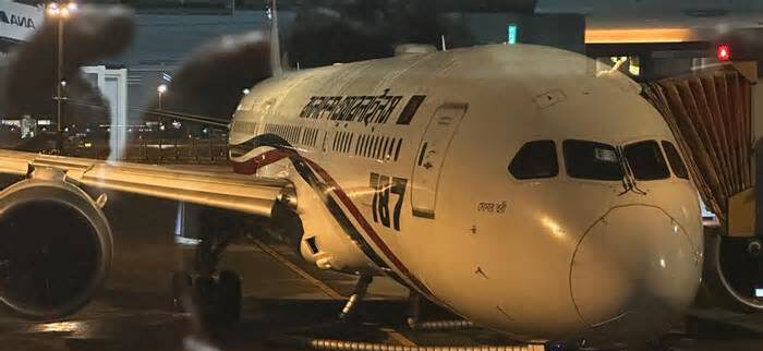 দুই ঘণ্টা পরও সারেনি ত্রুটি, বিমান থেকে নামলেন প্রধানমন্ত্রী